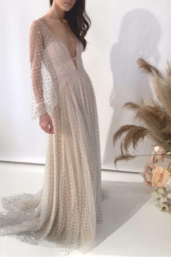 2021 Wedding Dress Trends | Willowby Watters Mercury Bridal Dress | Verve Event Co. | #bridalstyle #bridalfashiontrends #plungingnecklinebridaldress