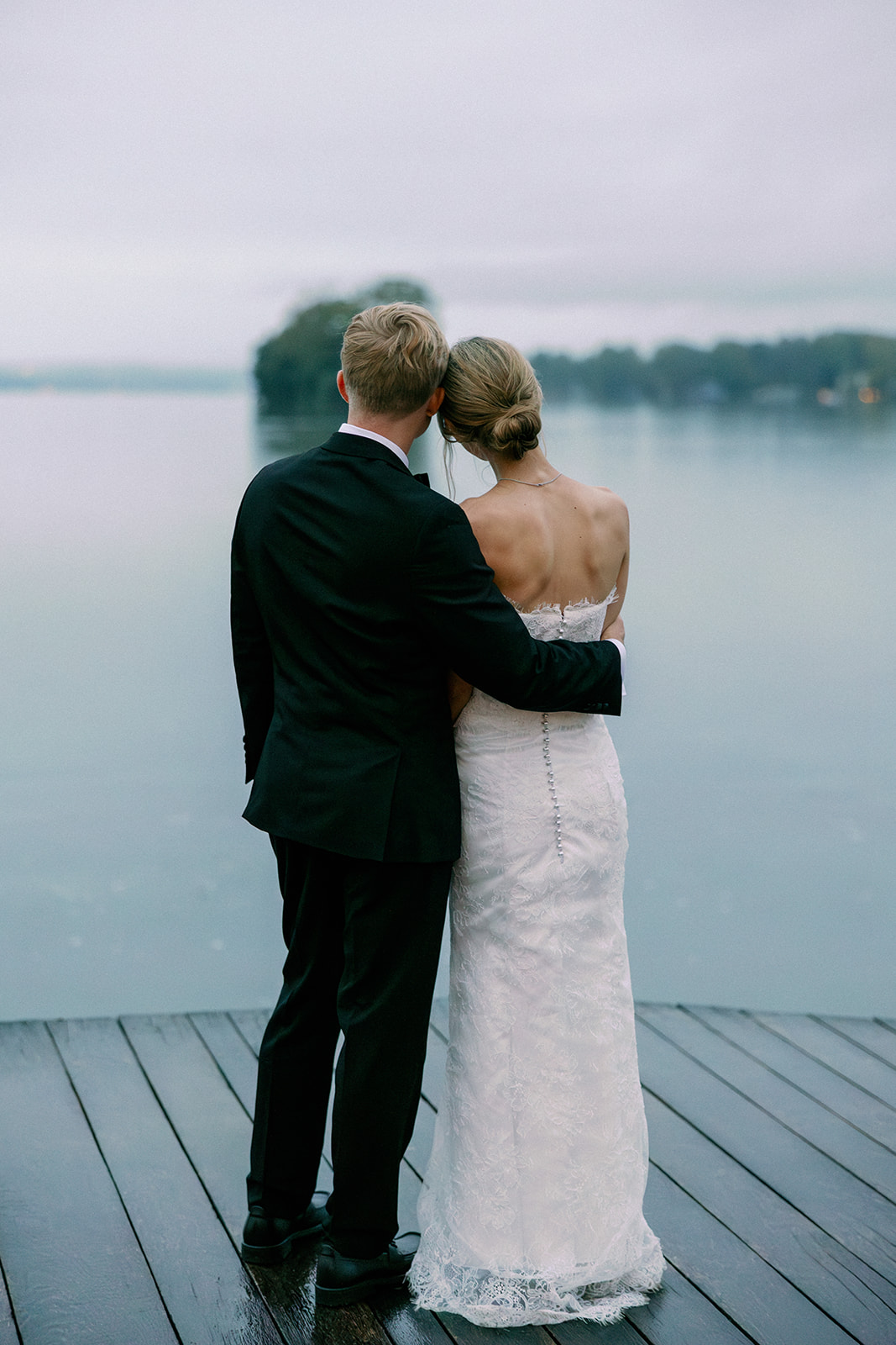 lake house photos of the bride and groom 