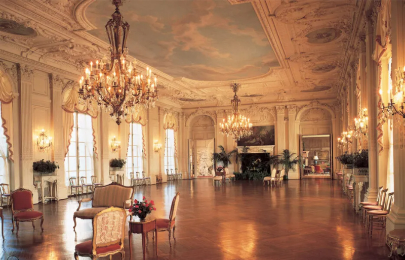 Ballroom with cloud painted ceiling and grand chandelier, the perfect features for a Rosecliff Mansion wedding.