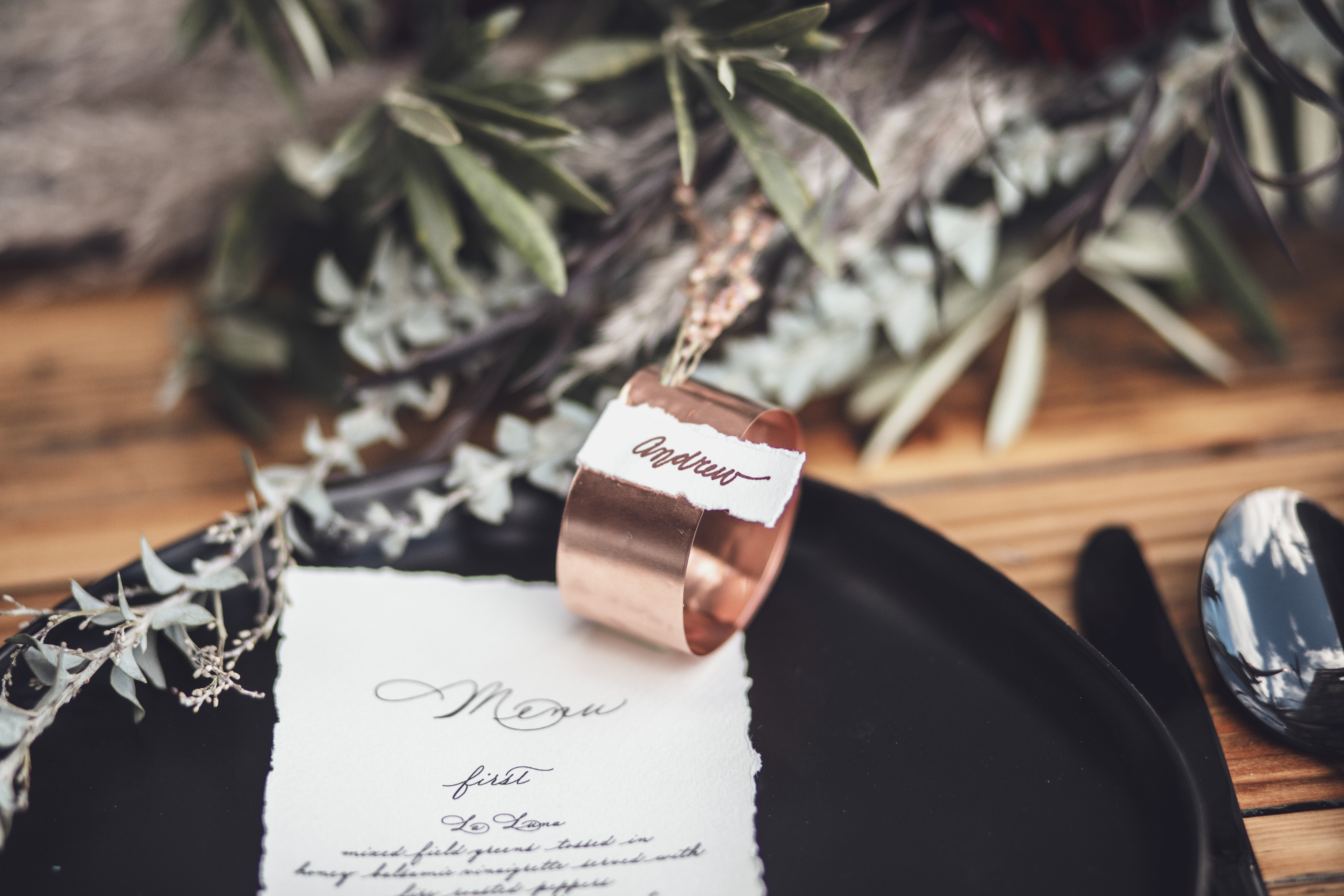 2019's Insta-Worthy Wedding Trends | Black china and black flatware | Verve Event Co. #upstatenyweddingplanner #weddingtrends #fingerlakeswedding
