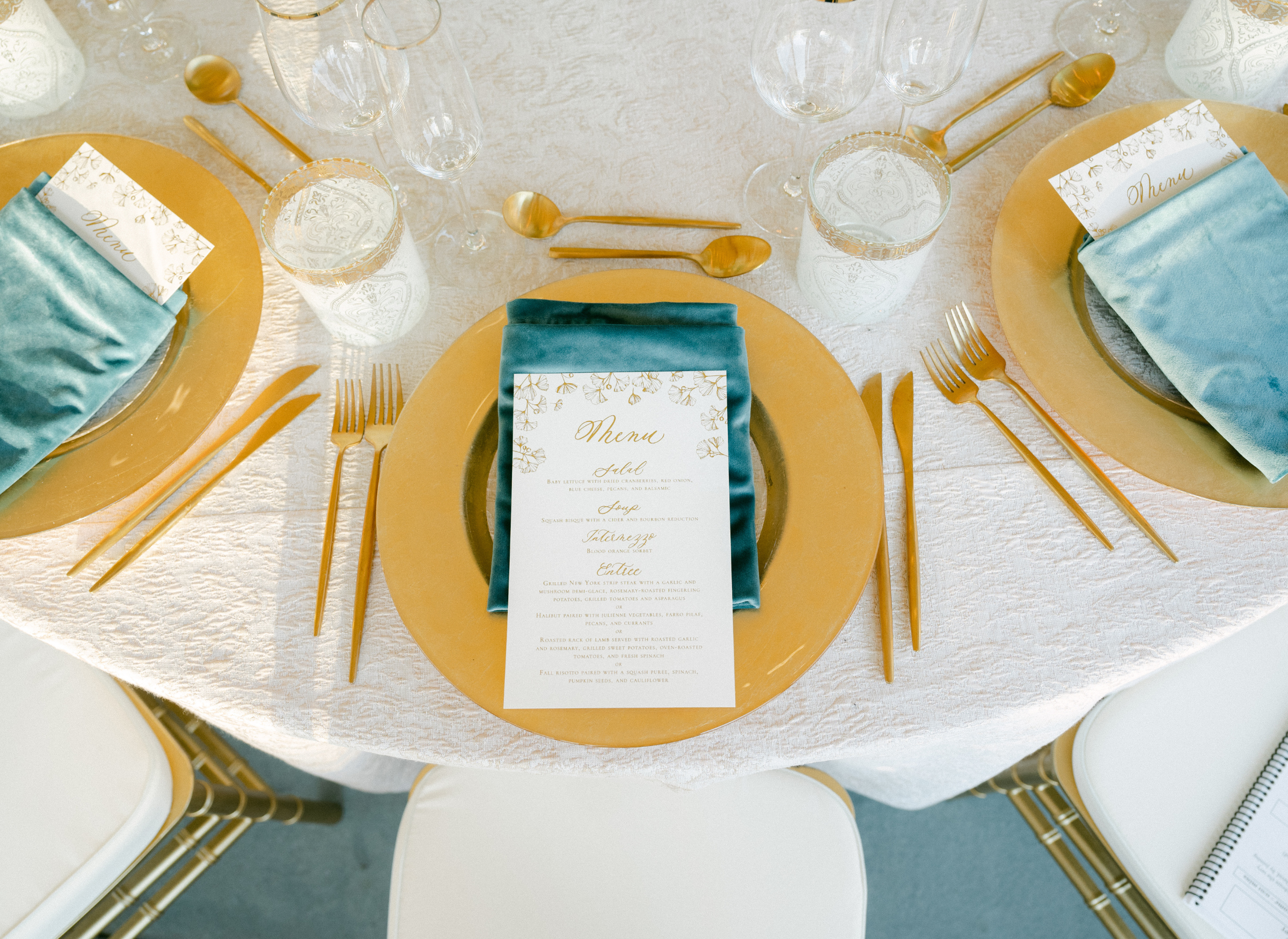 Ashley-Davids-Luxurious-Inns-of-Aurora-Wedding-_Table Setting_Verve-Event-Co.