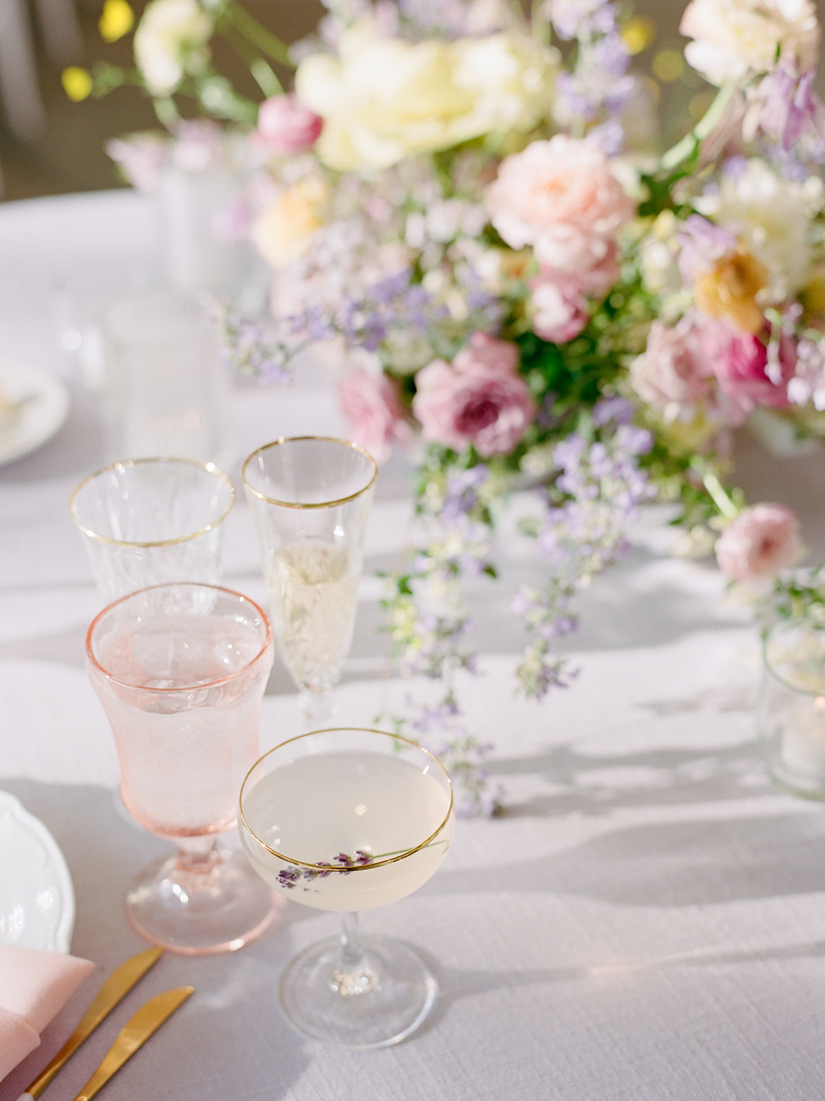 WHITE AND PINK TABLESCAPE 