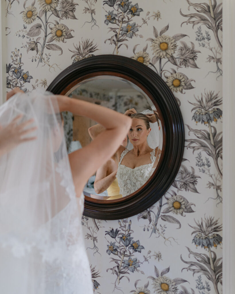 bride getting get veil on 