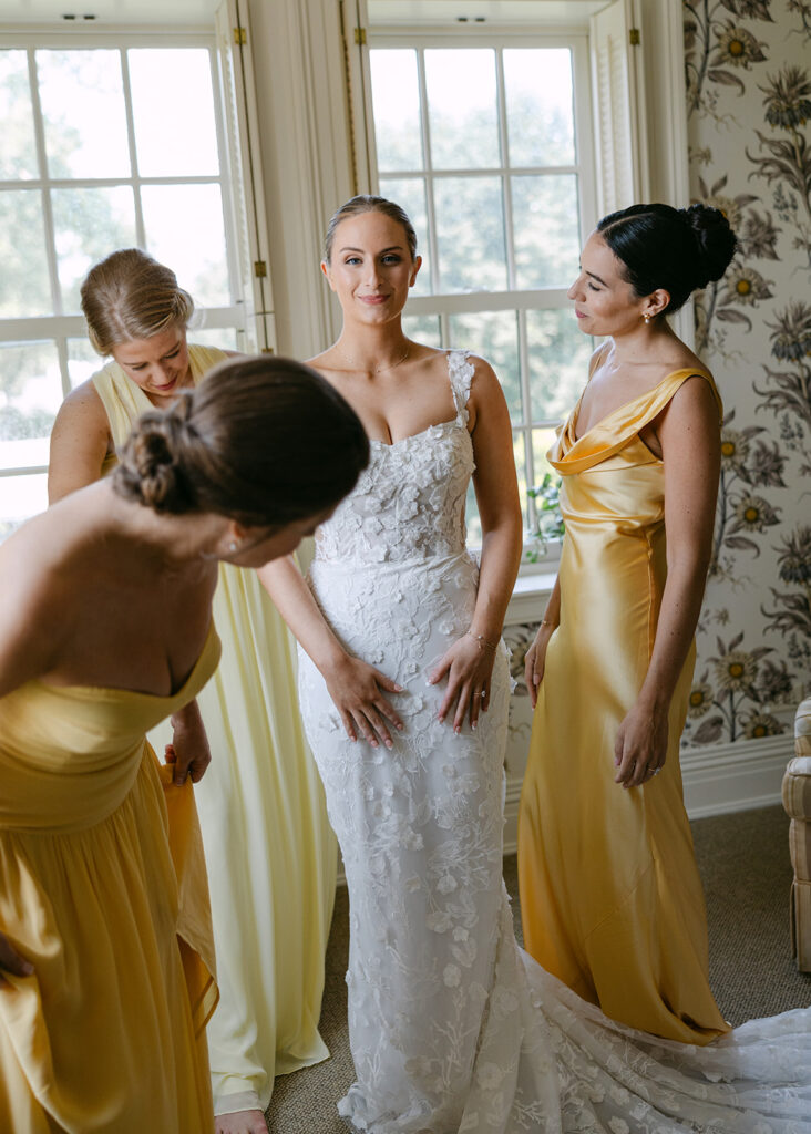 bride and her bridesmaids 