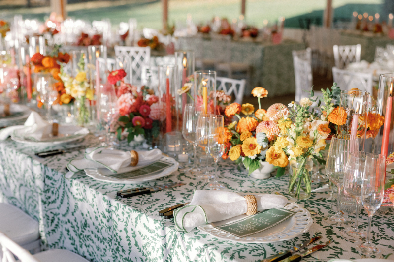 Table setting for Slim Aarons inspired wedding reception at Inns of Aurora.