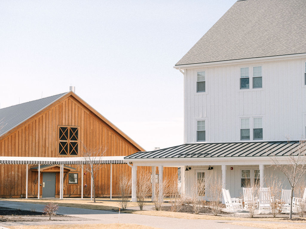Mid Atlantic Resort wedding venues sitting next to the coast line and accommodate a weekend of guest activities.